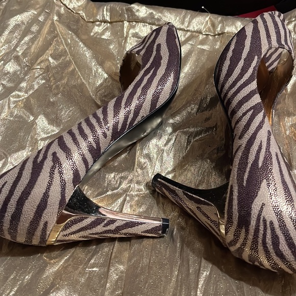 Animal print, brown, cream, gold fabric has a sueded finish - Picture 2 of 7